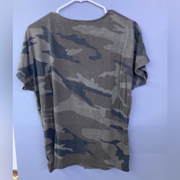 Francesca's Alya Short Sleeve Camouflage Top - Picture 4 of 5